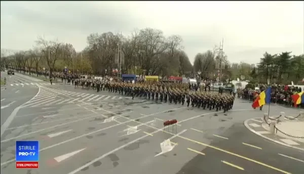 Zeci de mii de bucureșteni au urmarit, în frig, parada militară de Ziua Națională