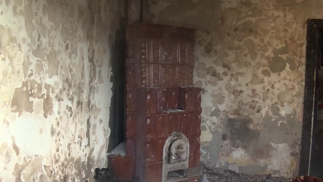 Scene de groază în Dâmbovița. O femeie imobilizată la pat a murit în casa mistuită de flăcări