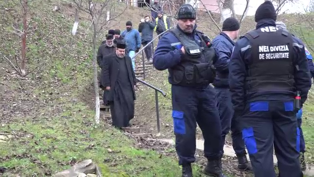 Preot scos din biserică cu jandarmii. De ce e considerat un răzvrătit