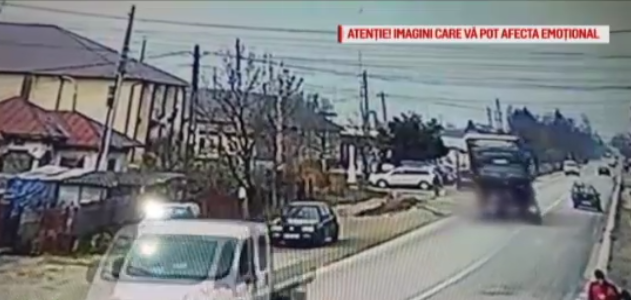 S-a împiedicat pe marginea șoselei în momentul în care trecea un TIR. Ce a urmat
