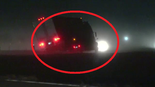 Momentul în care un camion este răsturnat, pe șosea, de vântul puternic