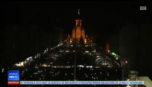 Luminițele de Crăciun s-au aprins sub privirile a zeci de mii de oameni la Timişoara, Braşov, Târgu Jiu şi Cluj
