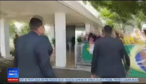 Președintele Braziliei îl acuză pe Leonardo DiCaprio că a plătit pentru incendierea Amazonului