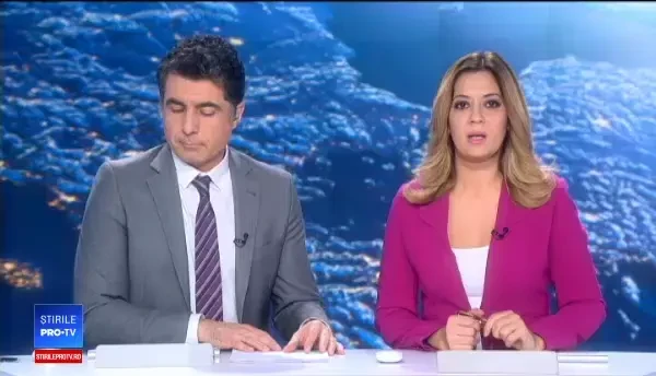 Momentul în care un camion este răsturnat, pe șosea, de vântul puternic