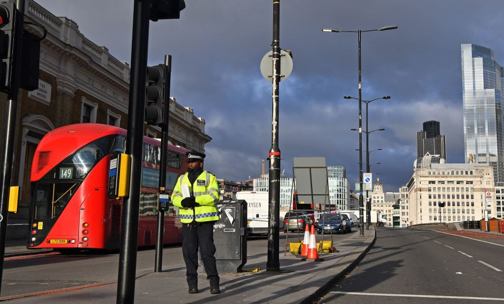 Un șofer a intrat cu mașina, intenționat, într-un grup de elevi, în Londra. Un mort și cinci răniți