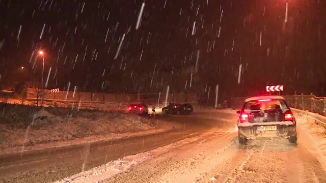 Primul strat de zăpadă le-a dat bătăi de cap șoferilor. A fost haos pe șoselele din țară