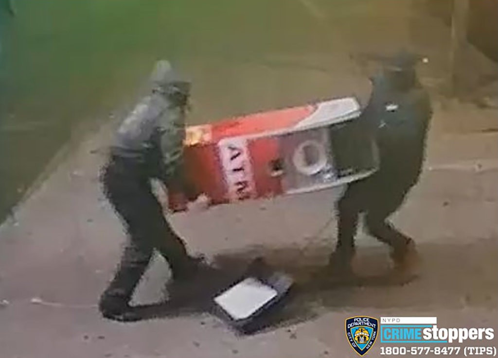 Imagini surprinzătoare cu doi bărbați care fură un bancomat dintr-un magazin. Reacția patronului