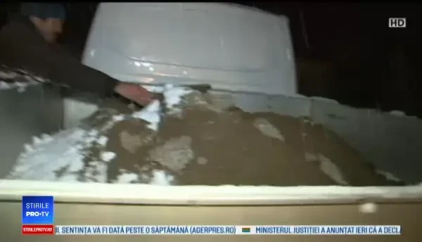 Probleme serioase cauzate de ninsorile din nordul țării. Muncitorii au aruncat nisip cu lopata