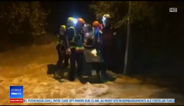 Inundații în sudul Franței. Oameni luați de viituri, elicopter de salvare prăbușit