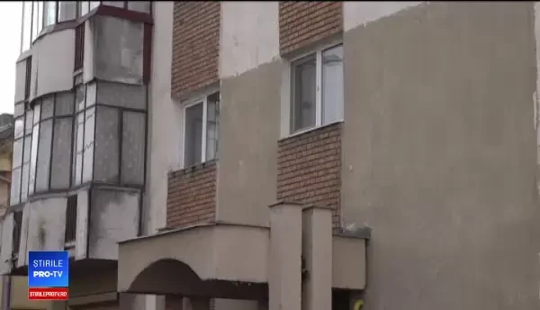 Şapte autoturisme parcate, distruse cu gantere şi pietre, în Arad