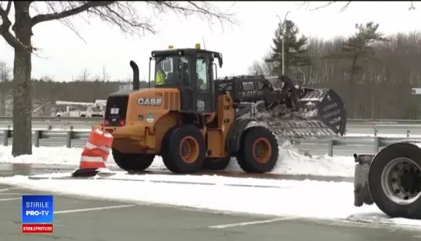 Ninsori abundente în Statele Unite. Peste 800 zboruri au fost anulate