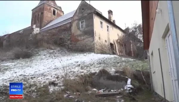 Un copil a murit după ce a căzut în fosa septică din curtea bisericii, în timp ce-și ajuta tatăl