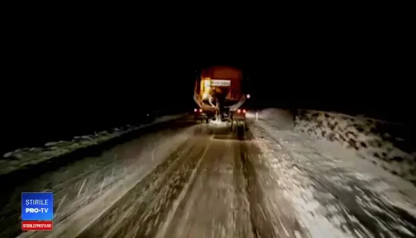 Primul strat de zăpadă le-a dat bătăi de cap șoferilor. A fost haos pe șoselele din țară