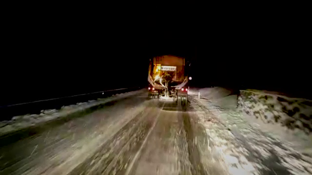 Autoritățile, luate pe „nepregătite” de viscol. Probleme mari pe drumurile din toată țara
