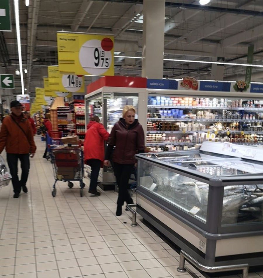 Viorica Dăncilă, surprinsă într-un supermarket din Ploiești. S-a fotografiat cu clienții