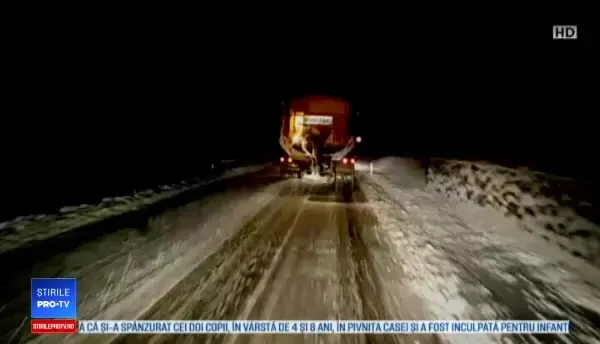 Autoritățile, luate pe „nepregătite” de viscol. Probleme mari pe drumurile din toată țara