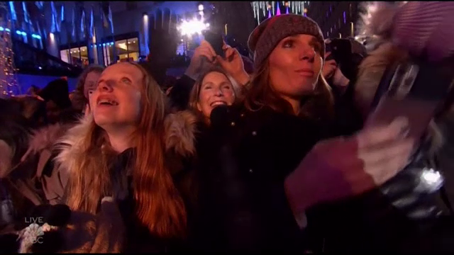 Au început sărbătorile de Crăciun la New York. S-au aprins luminițele în bradul din Rockefeller Center