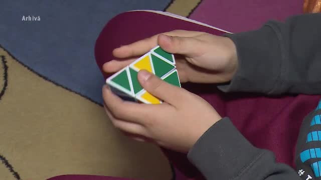 Un tânăr de 24 de ani ar fi șantajat o fetiță de 10 ani după ce a obținut de la ea poze indecente