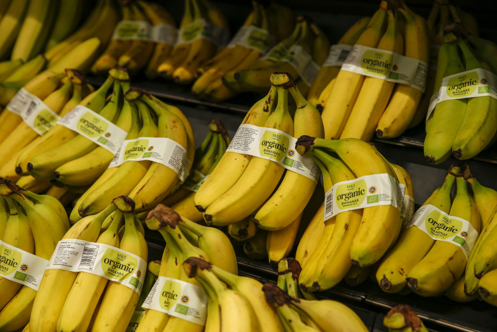 O banană lipită cu bandă adezivă, vândută cu 120.000$ la un târg de artă din Miami