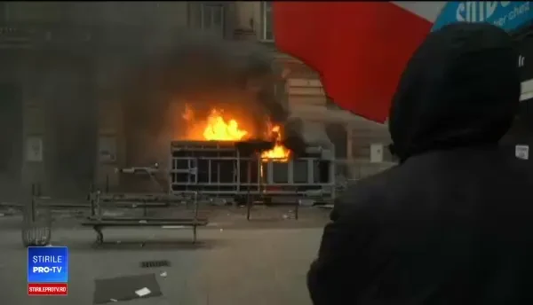 Cea mai amplă grevă din ultimii 24 de ani, în Franța. Ciocniri violente între manifestanți și jandarmi