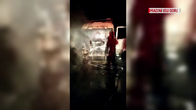 Un camion cu lemne a luat foc în mers, pe o șosea din Gorj. Șoferul s-a trezit înconjurat de flăcări