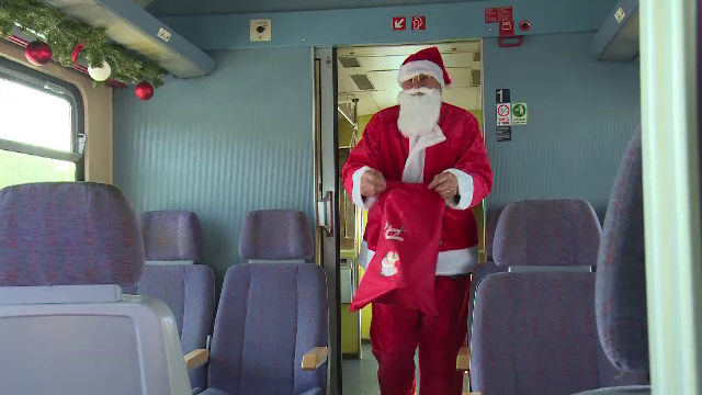 CFR a pus în circulație trenul lui Moş Crăciun. Ce rută are și cât costă biletul