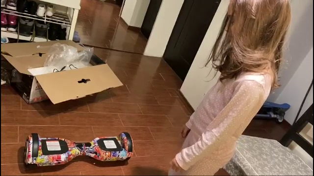 Cadoul neobișnuit primit de o fată de Moș Nicolae. "Știi să mergi pe el?"