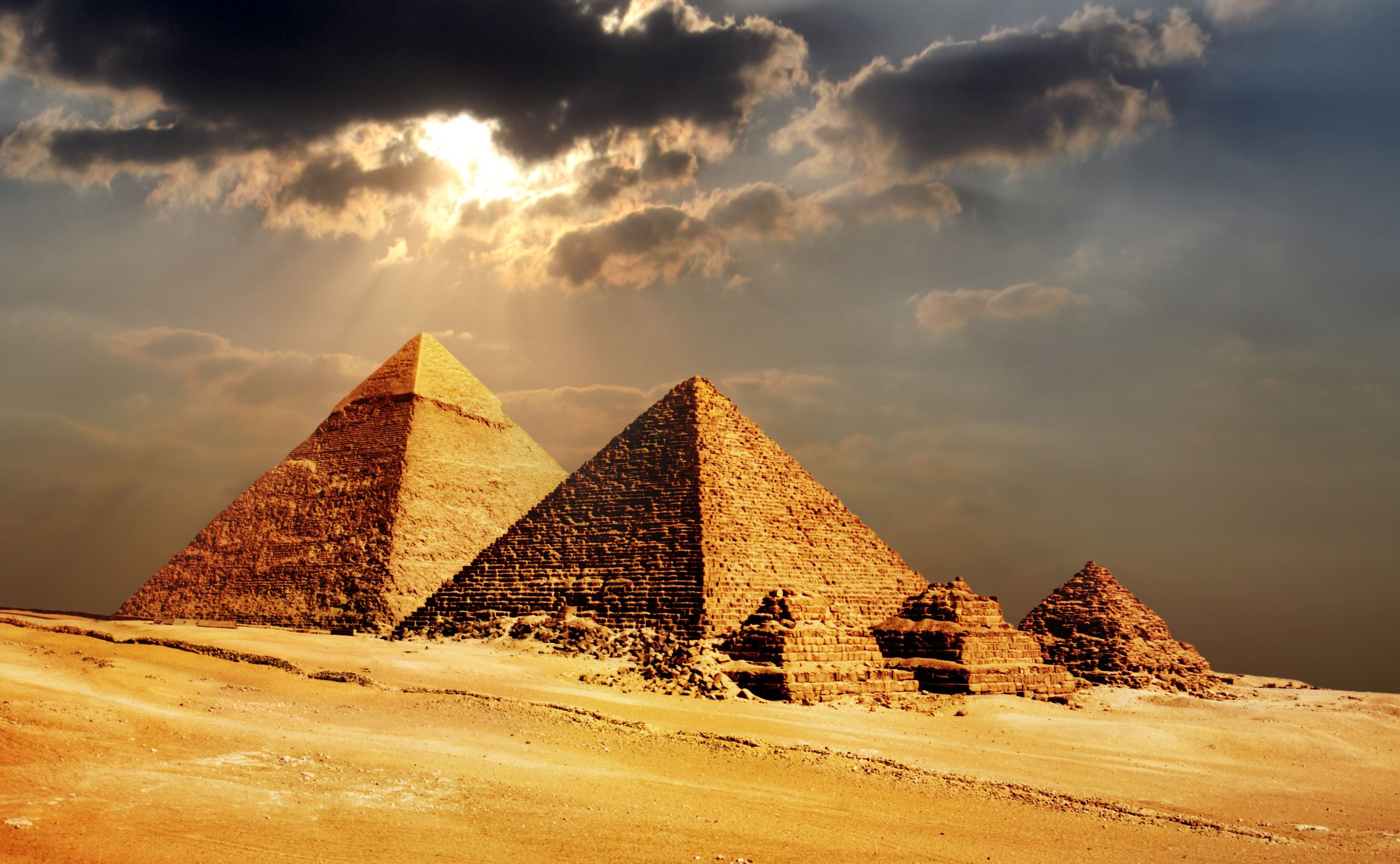 (P) Egiptenii au hotărât: cei care se cățără pe piramide vor plăti amenzi usturătoare sau pot ajunge chiar la închisoare