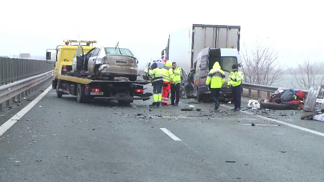 Accident grav pe autostrada A1. 1 mort și 5 persoane încarcerate într-un microbuz