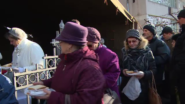 Brăilenii au stat la coadă pentru a se închina la moaștele Sf. Nicolae și pentru sarmale