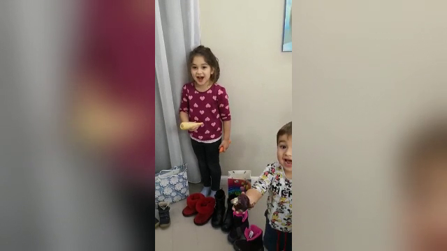 Reacția hazlie a unor copii care au primit legume de la Moș Nicolae