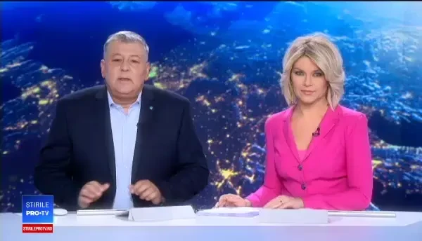 Un camion cu lemne a luat foc în mers, pe o șosea din Gorj. Șoferul s-a trezit înconjurat de flăcări