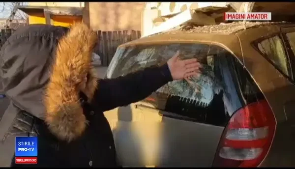 O familie din Ploiești s-a trezit cu o mașină proiectată prin zidul casei. Cum s-a întâmplat