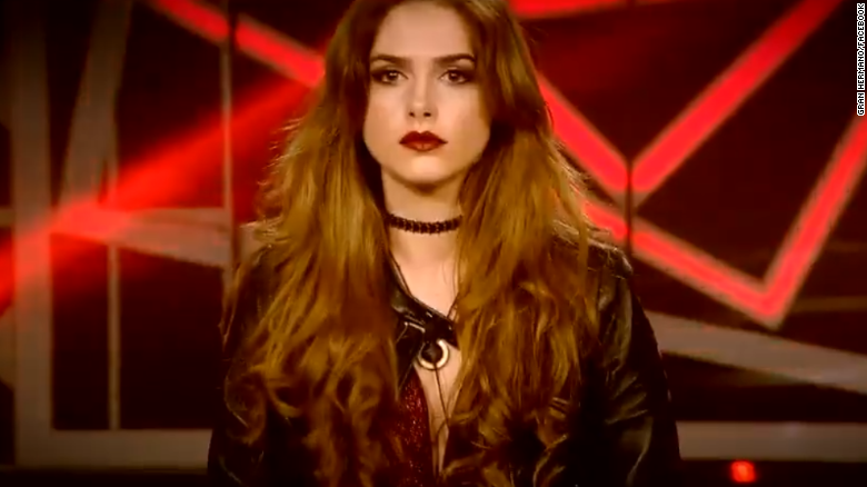 Concurentă TV forțată să urmărească momentul în care a fost violată