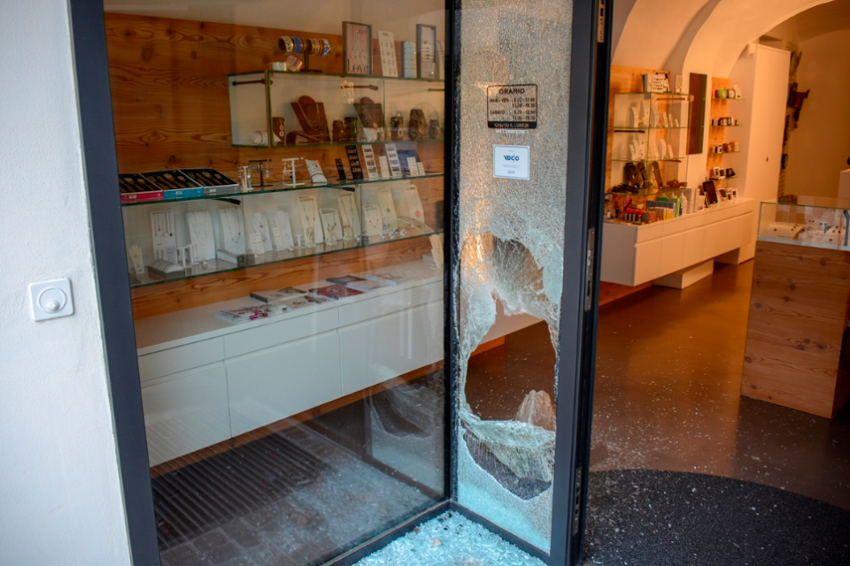 Un român care a spart un magazin de bijuterii din Elveția s-a predat. Valoarea pagubei