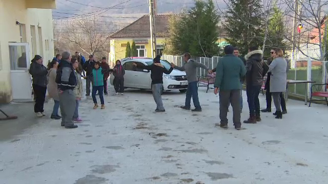 Au încins o petrecere în comună, de pomana porcului. De ce nu au mai așteptat până la Ignat