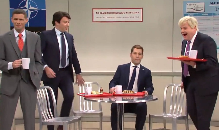 Român, alungat din cantina NATO de Macron, Johnson și Trudeau, într-un scheci "SNL". VIDEO