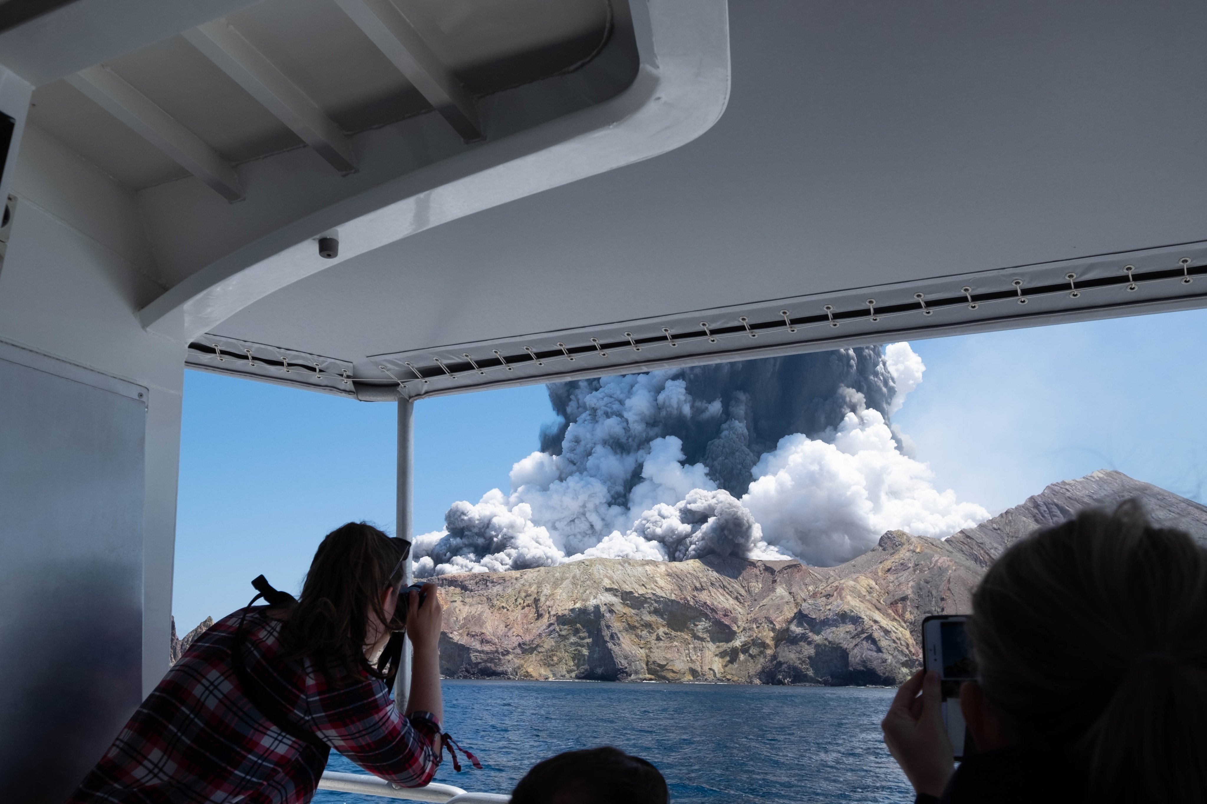 Erupţia vulcanică din Noua Zeelandă. Șase morţi, 31 de răniţi grav şi opt dispăruţi. VIDEO