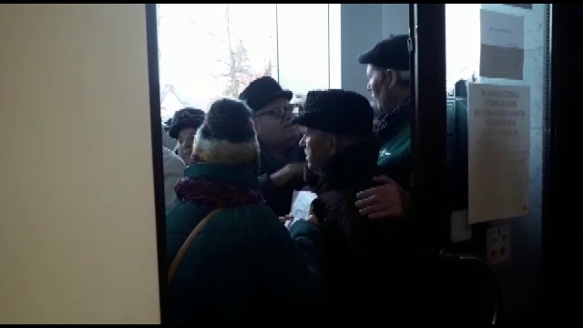 Pensionarii din Galaţi au respectat şi anul acesta tradiţia luptei pe bilete ieftine la Revelion