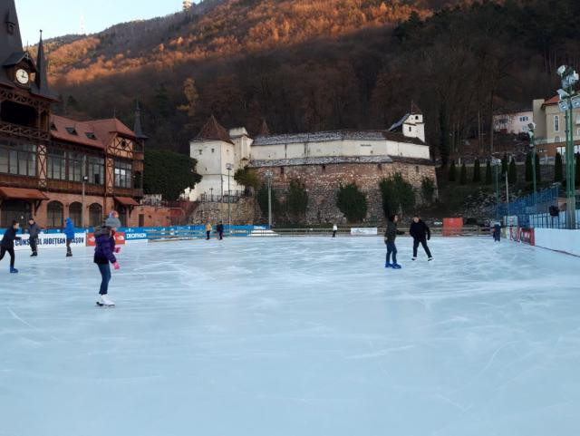 Singurul patinoar în aer liber din oraș, deschis la Brașov. Cât a costat investiția în nocturnă