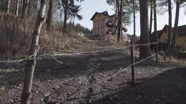 Situație neobișnuită în Bușteni. Mai multe familii nu mai au acces la propriile case