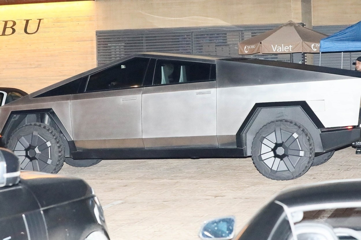 Elon Musk, la plimbare prin Miami cu noul Cybertruck. Ce a făcut la ieșirea din parcare