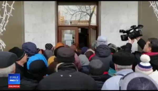 Pensionarii din Galaţi au respectat şi anul acesta tradiţia luptei pe bilete ieftine la Revelion