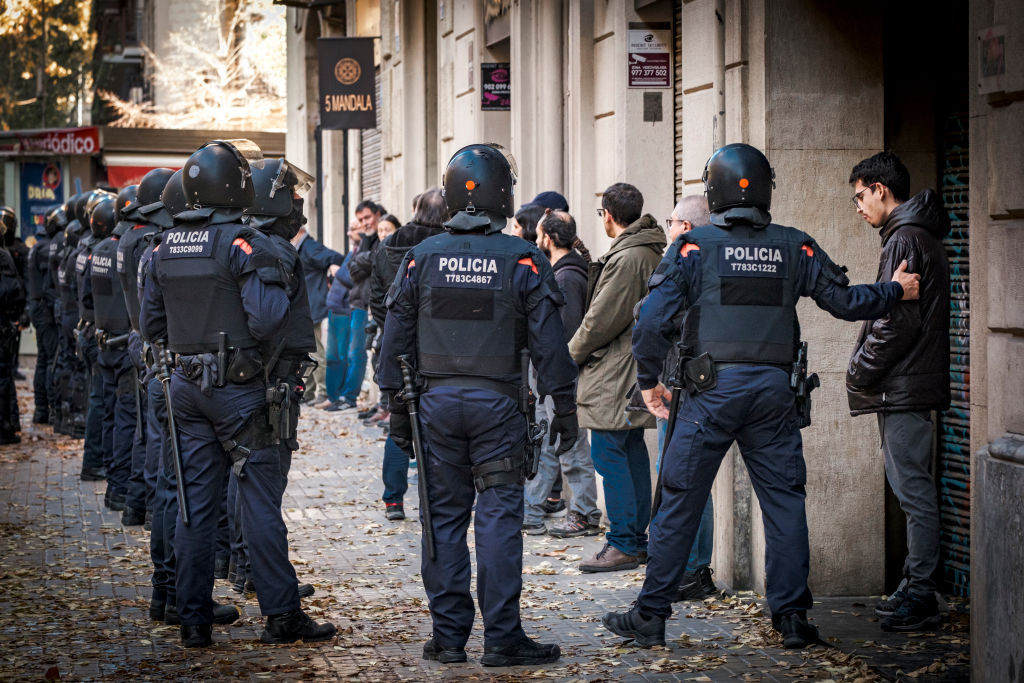 Grup de adolescenți din Spania, arestați pentru violuri și pornografie infantilă