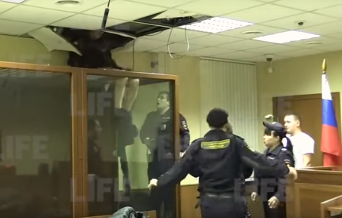 Cum a încercat să evadeze un tânăr din Rusia acuzat că și-a ucis sora. „Satan m-a pus”