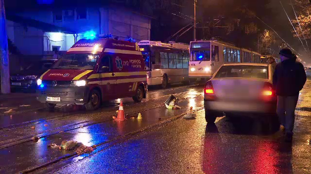 Pieton lovit de o maşină când traversa regulamentar şi aruncat câţiva metri mai departe