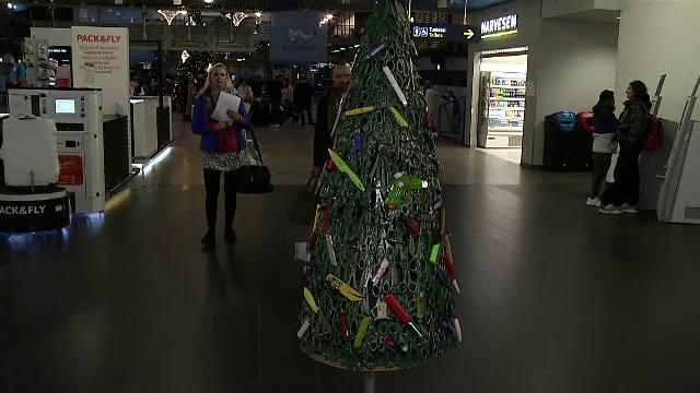 Brad cu gloanţe şi arme albe, pe un aeroport. Reacţia pasagerilor