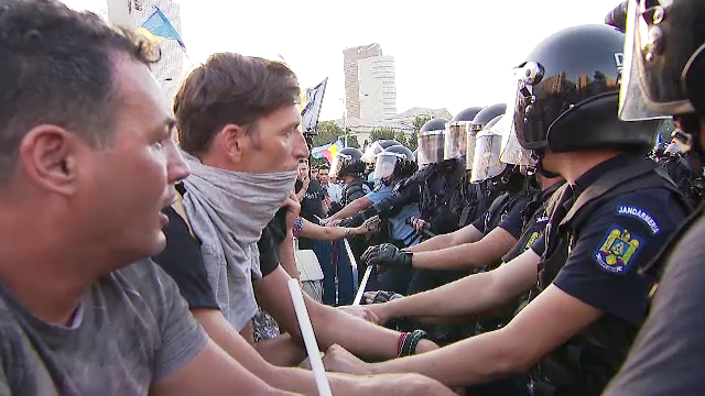 Trădări, lacrimi, promisiuni deșarte. Politica românească, în ultimele trei decenii