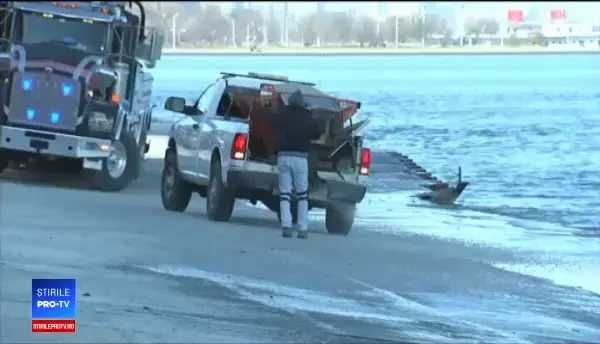 VIDEO: Momentul în care un camion e înghițit de un lac negru. "E ca o oglindă"