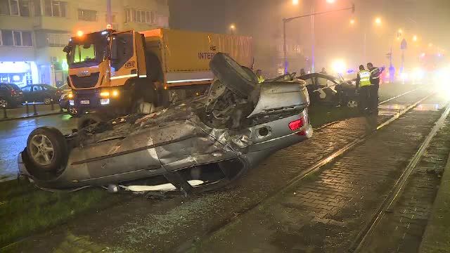 Accident cu necunoscute pe linia de tramvai, în Capitală. Una din mașini s-a răsturnat